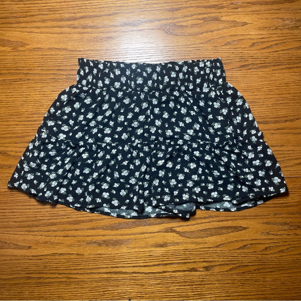 Vanilla Star Black and white floral ditsy print tap short size medium
